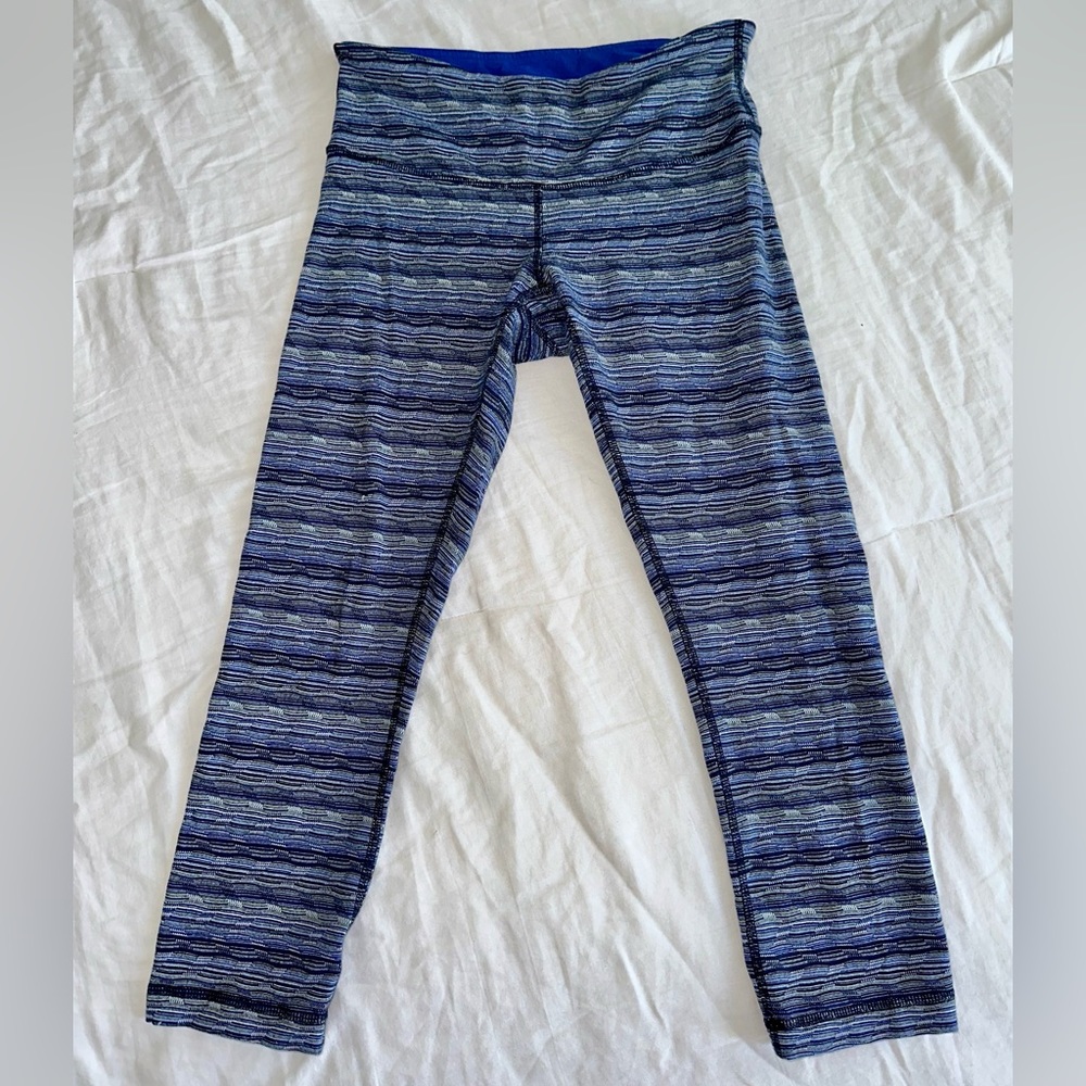 Lululemon Wonder Under Crop Leggings - Blue Stripped in Size 6